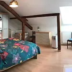 Au Pied Du Nid De Cigogne
