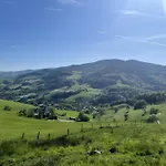 Au Pied Du Nid De Cigogne