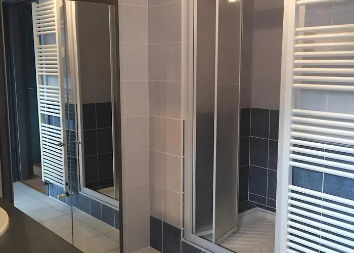 Au Pied Du Nid De Cigogne *