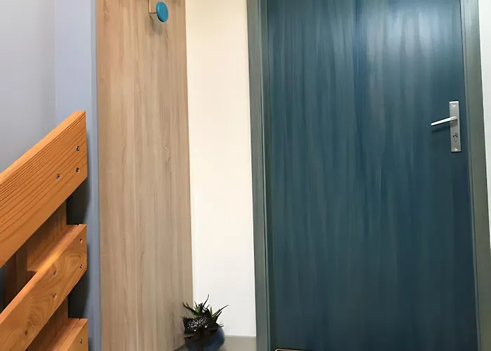 Au Pied Du Nid De Cigogne *